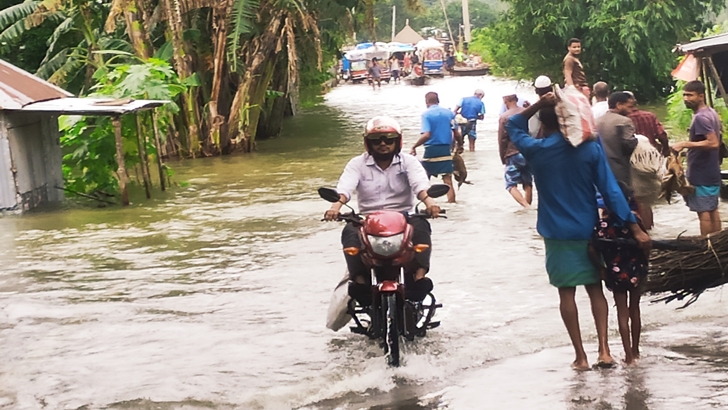 ফের বাড়ছে পানি, অসহনীয় কষ্ট বানভাসিদের