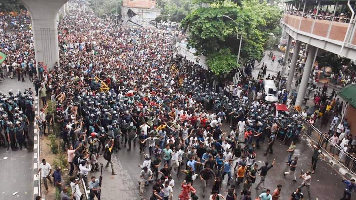 পুলিশি ব্যারিকেড ভেঙে শাহবাগে অবস্থান কোটাবিরোধীদের