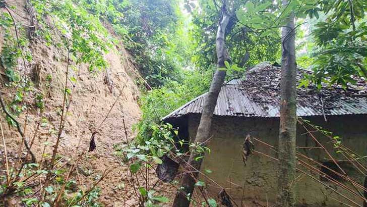 রাতে খাবার সময়ে হঠাৎ পাহাড় ধস, এক দিনে নিহত ৪