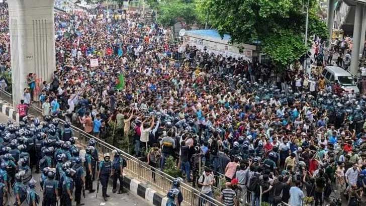 কোটা বাতিল আন্দোলনে পুলিশের ব্যারিকেড ভেঙে অবরোধ