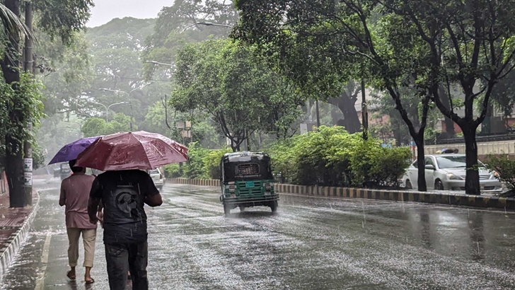 রাজধানীতে ভোর থেকে ভারি বৃষ্টি, বিপাকে পরীক্ষার্থীরা