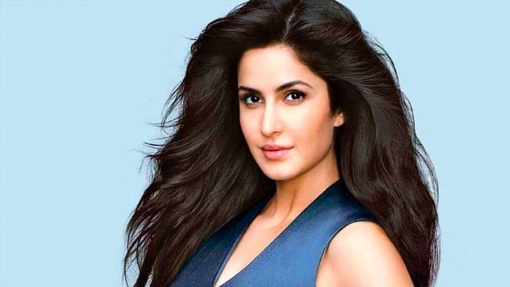 দেশে ফেরার পথে বিমানবন্দরে মুখ লুকালেন ক্যাটরিনা