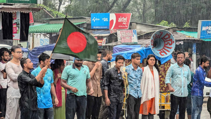 বৃষ্টি উপেক্ষা করে বাকৃবি শিক্ষার্থীদের বিক্ষোভ সমাবেশ 