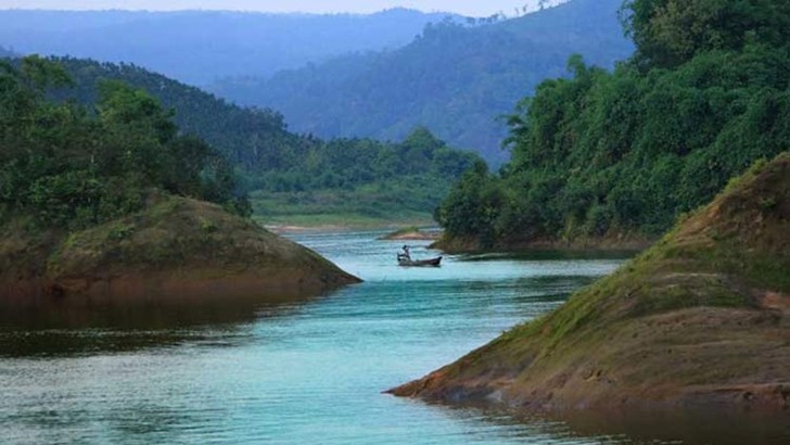 বর্ষাস্নাত পাহাড়-লেক এর প্রাকৃতিক সৌন্দর্য্যের নয়নাভিরাম দৃশ্য