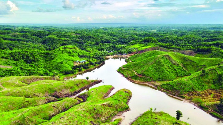 বর্ষাস্নাত পাহাড়-লেক এর প্রাকৃতিক সৌন্দর্য্যের নয়নাভিরাম দৃশ্য