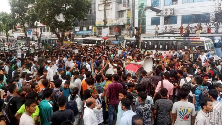 পুলিশের ব্যারিকেড ভেঙে বঙ্গভবনের দিকে এগোচ্ছে কোটাবিরোধীরা 