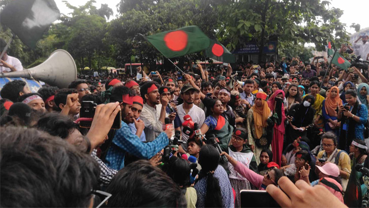 সরকারকে ২৪ ঘণ্টার আলটিমেটাম আন্দোলনকারী শিক্ষার্থীদের