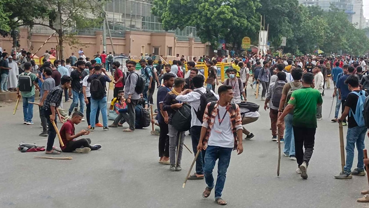 নতুনবাজারে শিক্ষার্থীদের সঙ্গে ছাত্রলীগের ধাওয়া-পাল্টা ধাওয়া