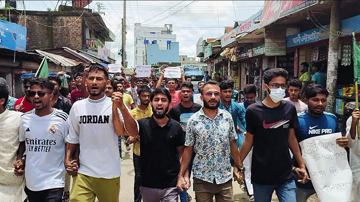 ঢাকা-সিলেট মহাসড়ক অবরোধ করে শিক্ষার্থীদের বিক্ষোভ