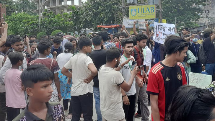 গাবতলী-সদরঘাট বেড়িবাঁধ সড়কে বেসরকারি বিশ্ববিদ্যালয়ের শিক্ষার্থীদের অবস্থান 