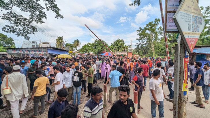 ট্রেন আটকে বাকৃবি শিক্ষার্থীদের বিক্ষোভ সমাবেশ