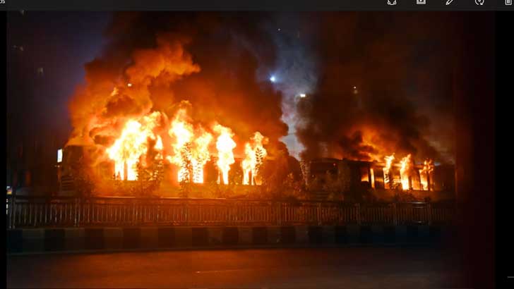 জাতীয় প্রেস ক্লাবের সামনে দুই বাসে আগুন