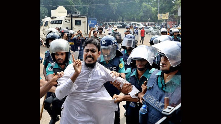 সাবেক ডাকসু নেতা আখতারকে তুলে নিয়ে গেছে পুলিশ