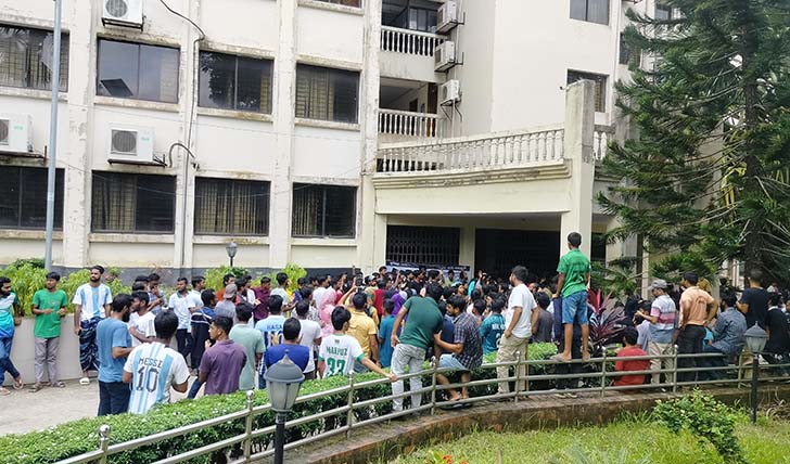 কুবিতে ছাত্রলীগ বয়কট, হল ছেড়ে পালাচ্ছেন নেতাকর্মীরা