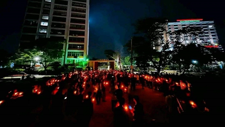 মধ্যরাতে উত্তরায় মশাল হাতে শিক্ষার্থীরা