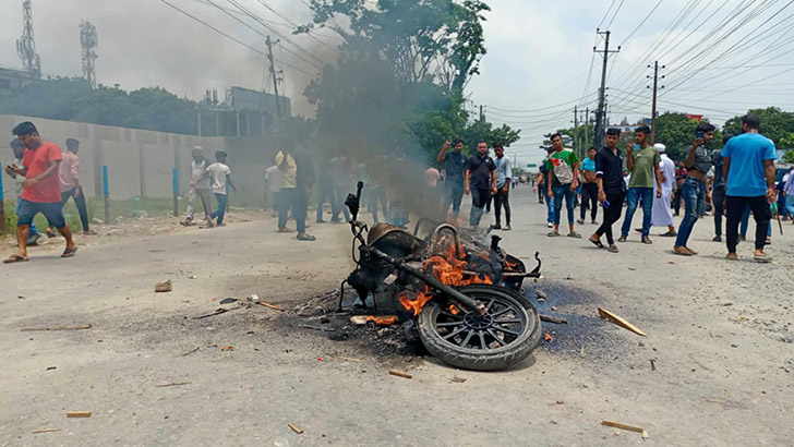 উত্তাল ঢাকা-চট্টগ্রাম মহাসড়ক, ছাত্রলীগের মোটরসাইকেলে আগুন