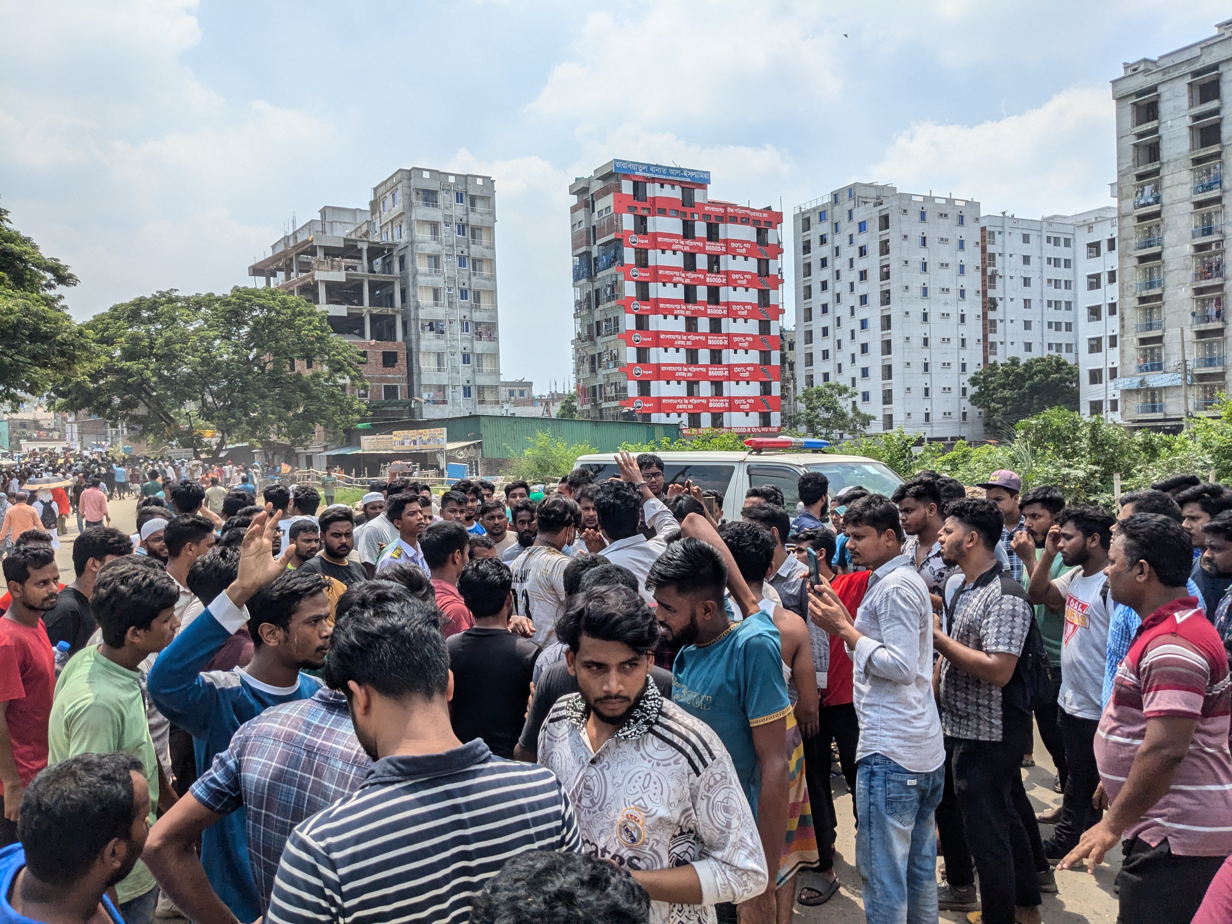 আন্দোলনকারীদের দখলে ঢাকার প্রবেশ পথ বসিলা ব্রিজ