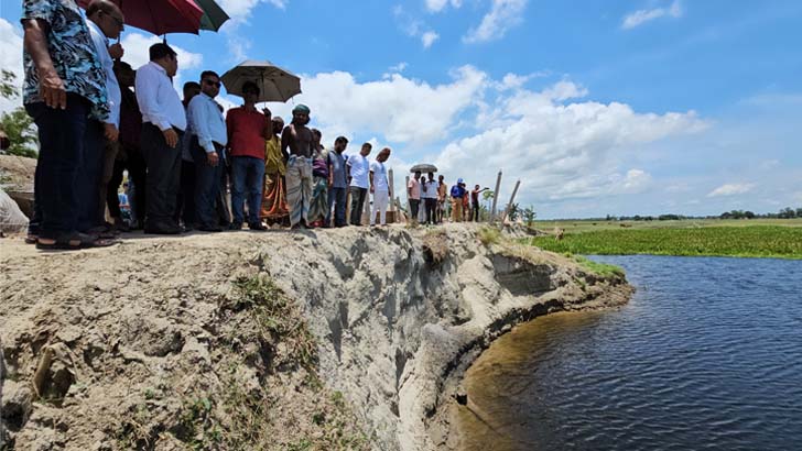 গোয়ালন্দে অবৈধ ড্রেজিংয়ে ধসে গেছে গুচ্ছগ্রামের ১০ ঘর