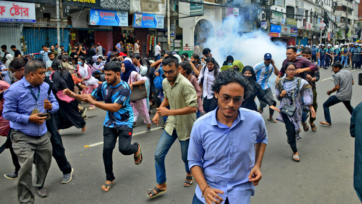 ঢাকাসহ কয়েক জেলায় শিক্ষার্থীদের বিক্ষোভ, পুলিশের বাধা