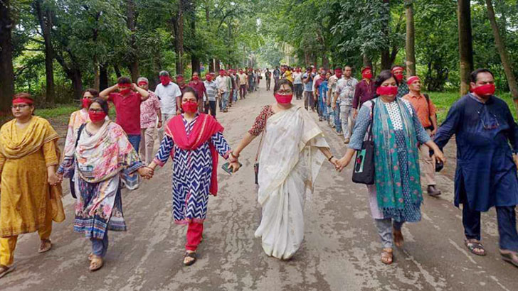 জাবিতে রাষ্ট্রীয় শোক প্রত্যাখ্যান, মুখে লাল কাপড় বেঁধে শিক্ষক-শিক্ষার্থীদের মৌন মিছিল