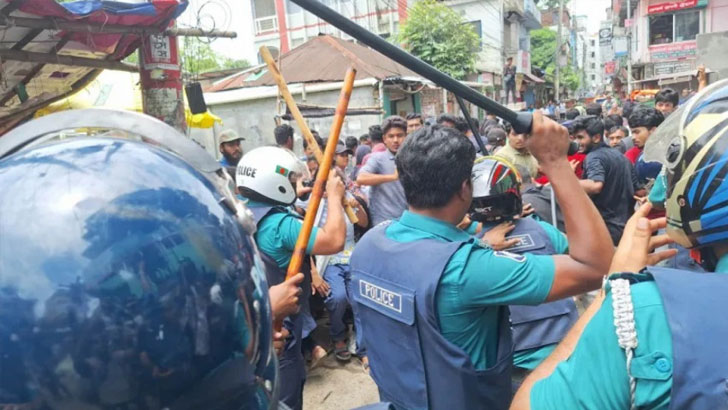 বরিশালে শিক্ষার্থীদের সঙ্গে পুলিশের দফায় দফায় সংঘর্ষ, সাংবাদিকসহ আহত ১৫