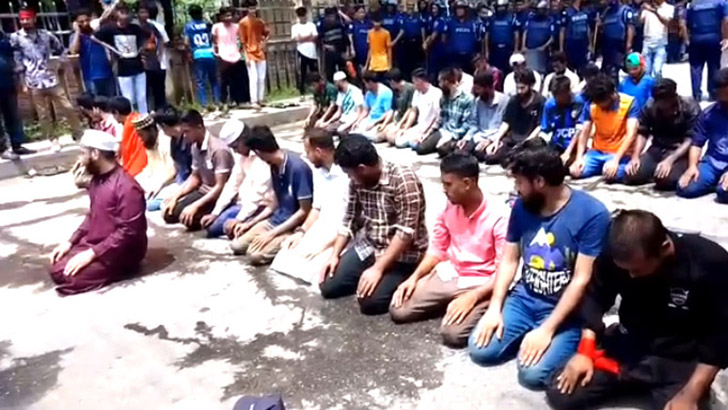 ঠাকুরগাঁওয়ে কোটাবিরোধী ছাত্রদের অভিনব প্রতিবাদ