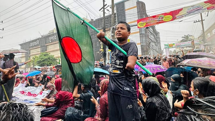 ‌‘রাজপথে নেমে আসুন, শহীদের রক্ত বৃথা যাবে না’