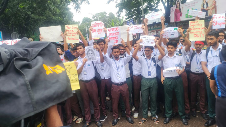 বৃষ্টি উপেক্ষা করে উত্তরায় কর্মসূচিতে শিক্ষার্থীরা