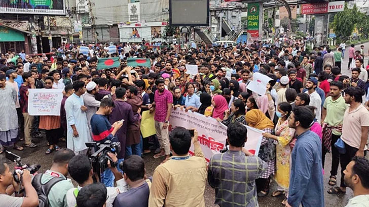 সায়েন্সল্যাব মোড় অবরোধ করেছেন আন্দোলনকারীরা