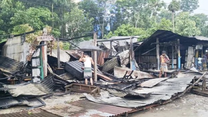 ফরিদগঞ্জে অগ্নিকাণ্ড, ৫ ব্যবসা প্রতিষ্ঠান পুড়ে ছাই