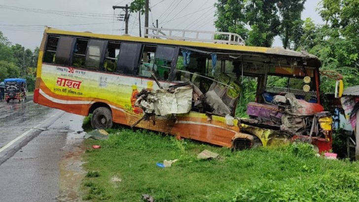 রাজবাড়ীতে বাস-ট্রাক মুখোমুখি সংঘর্ষ, নিহত ৩