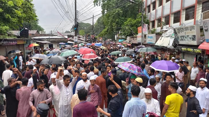 শিক্ষার্থী-অভিভাবকদের বিক্ষোভে উত্তাল কিশোরগঞ্জ শহর