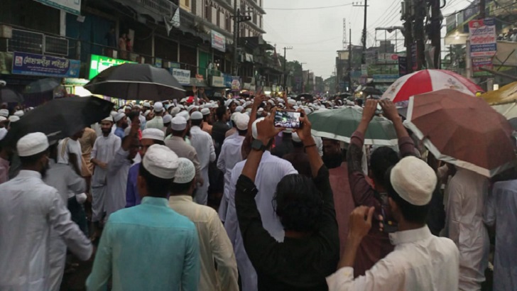 চট্টগ্রাম-খাগড়াছড়ি মহাসড়কে কওমি শিক্ষার্থীদের বিক্ষোভ