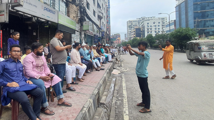 ভাটারা আ.লীগের অবস্থান, নেতা বললেন ‘জীবন বাজি রেখে রাজপথে আছি থাকব’