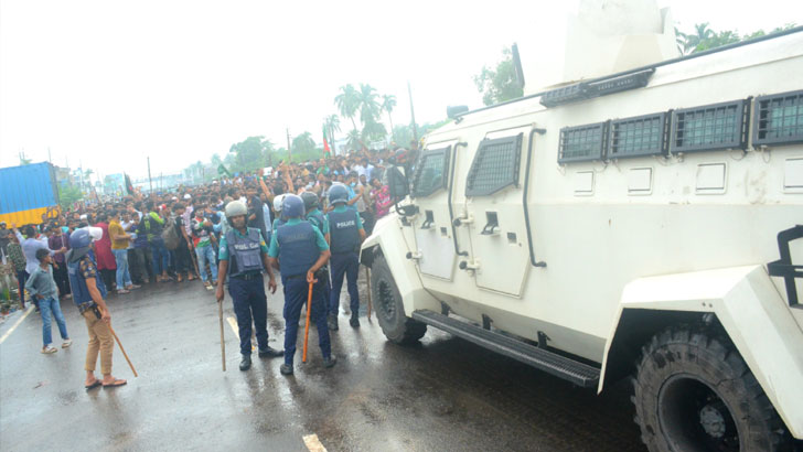 খুলনায় পুলিশ শিক্ষার্থী সংঘর্ষে কনস্টেবল নিহত