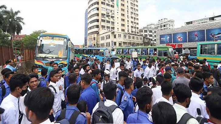 রাজধানীর বিভিন্ন সড়কে শিক্ষার্থীদের অবস্থান, দৌড়ে স্থান ত্যাগ পুলিশের