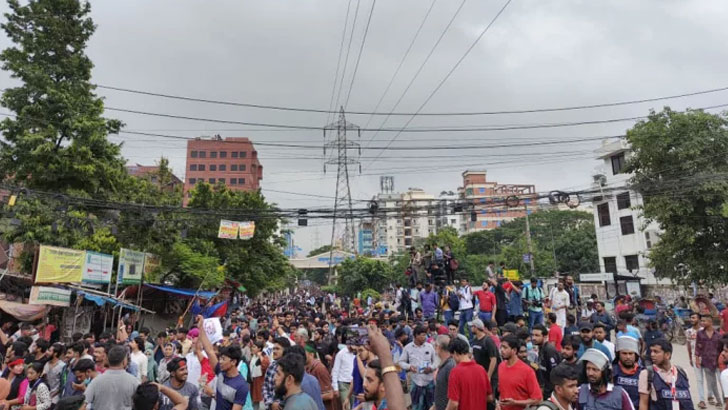 রামপুরায় সড়ক দখলে নিয়েছেন শিক্ষার্থীরা, যান চলাচল বন্ধ