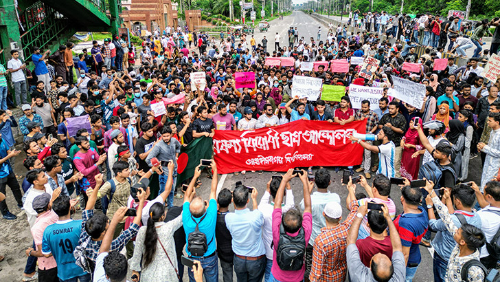 ২৪ ঘণ্টার মধ্যে জাবির হল খোলার আল্টিমেটাম, মহাসড়ক অবরোধ