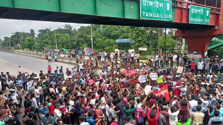 ৯ দফা দাবিসহ আবাসিক হল খুলে দেওয়ার দাবিতে জাবি শিক্ষার্থীদের অবস্থান