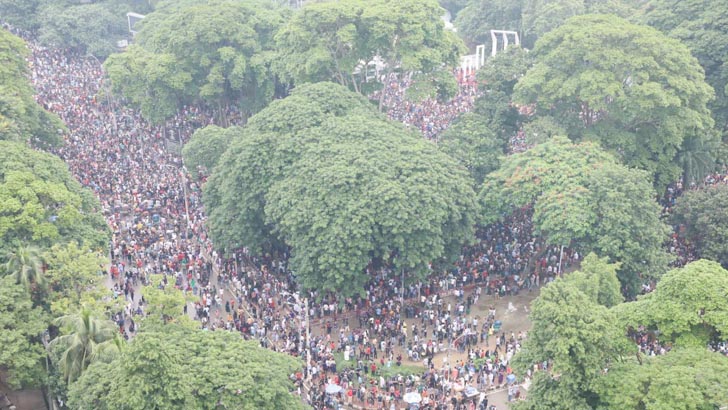 স্লোগানে উত্তাল শহীদ মিনার এলাকা, হাজারো মানুষের ঢল