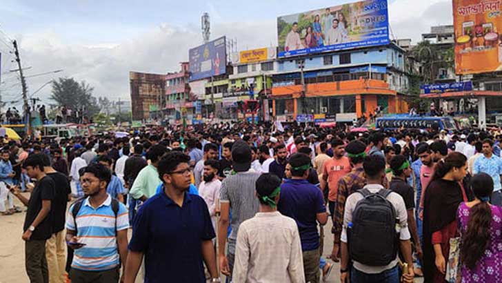 রামদা নিয়ে মহড়া দেওয়ায় বরিশালে ছাত্রলীগ কর্মীকে গণধোলাই