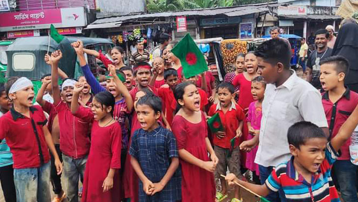 চুনারুঘাটে শিশুদের নিয়ে শিক্ষিকার মিছিল!