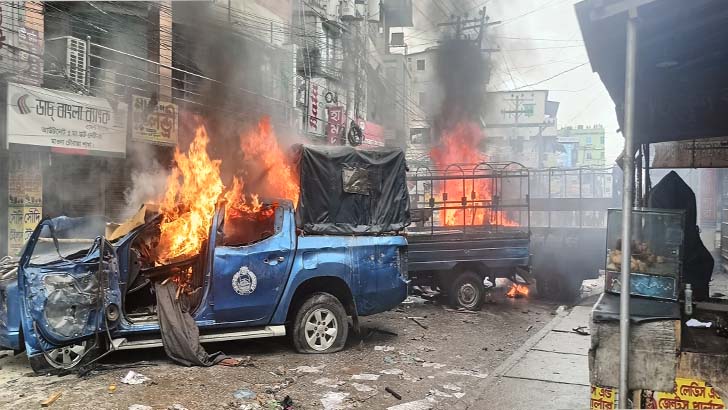 বিভিন্ন স্থানে আ.লীগ কার্যালয়, পুলিশ বক্সে আগুন