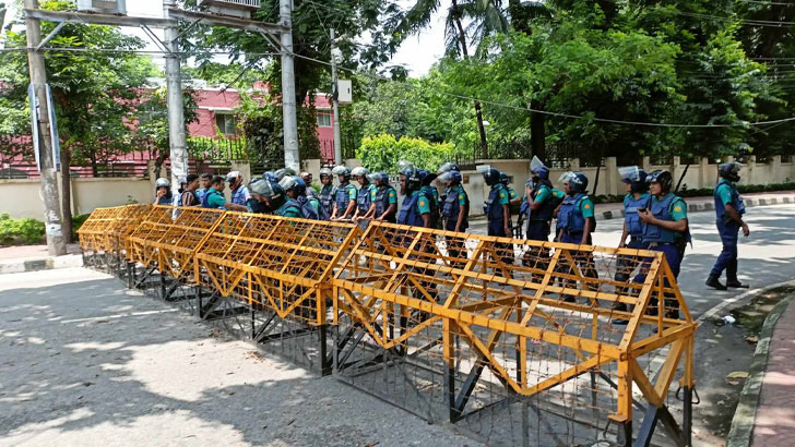 মন্ত্রী পাড়ায় ব্যারিকেড ভেঙে ঢোকার চেষ্টা আন্দোলনকারীদের