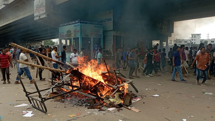 কালিয়াকৈরে পুলিশ বক্স ও আওয়ামী লীগ কার্যালয়ে আগুন