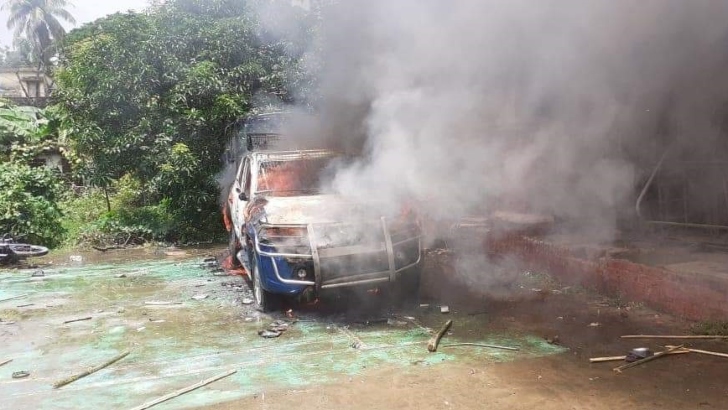 মোহনপুরে ওসি-এসিল্যান্ডের গাড়িসহ ২৫ যানবাহন ভস্মীভূত 