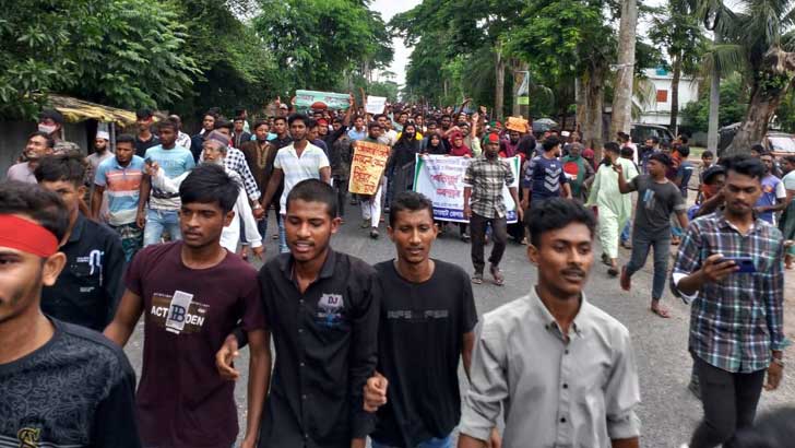 বাগেরহাটে পুলিশের গাড়ি ও আ.লীগের দুই অফিসে আগুন, আহত ৩০