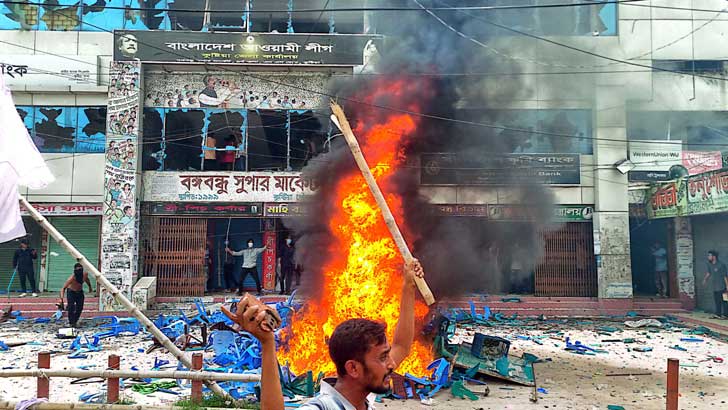 কুষ্টিয়ায় আ.লীগ কার্যালয়ে ভাঙচুর আগুন, আহত অর্ধশত