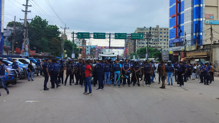 বাবুবাজার ও পোস্তগোলা সেতু দিয়ে যানবাহন চলাচল করতে দেওয়া হচ্ছে না