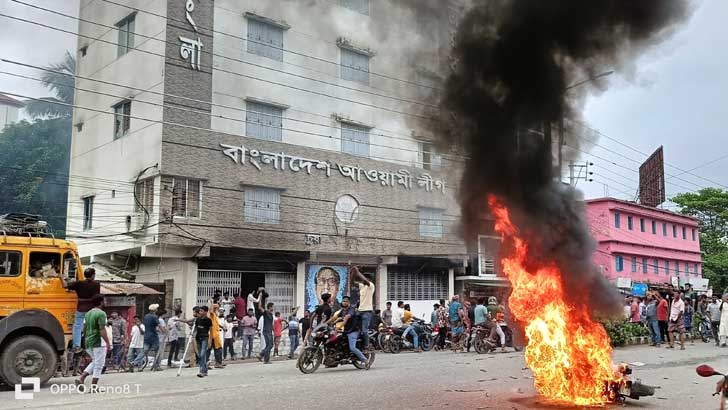 চুয়াডাঙ্গায় আ.লীগের অফিসসহ বিভিন্ন স্থাপনায় ভাঙচুর আগুন